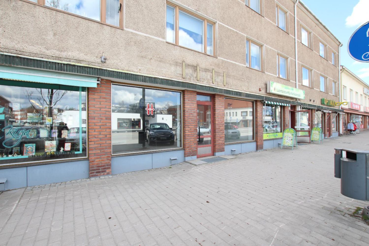 Siisti liiketila huippu paikalla aivan torin kupeessa. Näyteikkunat Keskuskadulle ja torille päin. Liiketilan edessä par...