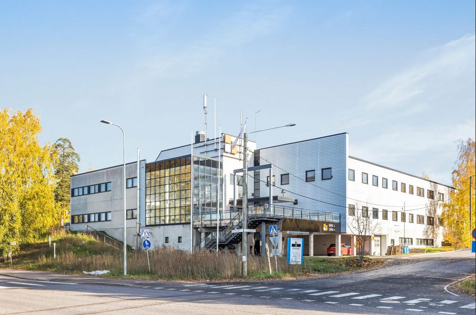 Vuokrattavana ensiluokkaista hallitilaa tuotantoon tai varastointiin Espoon Juvanmalmita. Varaston vapaa korkeus 4-7 m ja varustettu kahdella nosto ovella.Tila koostuu kahdesta tilasta, varasto 1260m2, sekä toimisto 140m2. Lisätietoja numerosta 020 7290 710, lisää kohteita osoitteesta premises.fi...