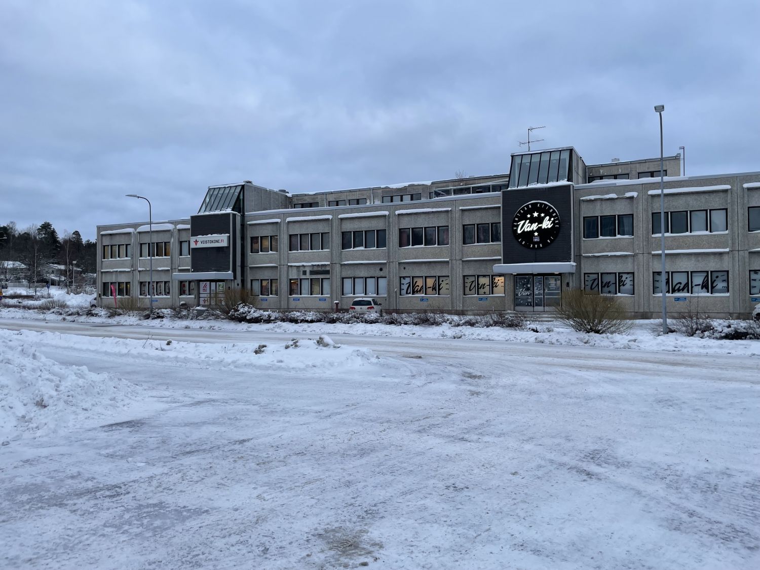 Espoon Kilossa hyvällä paikalla erikokoisia hyvä kuntoisia toimisto/ näyttelytiloja.