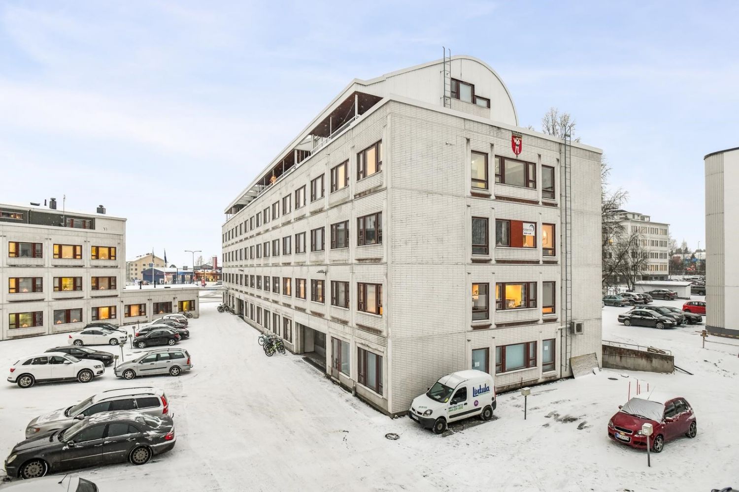 Heti vapaana hyväkuntoiset toimitilat keskustan hallintokorttelissa. Seitsemän toimistohuonetta kolmannessa kerroksessa, hissillisessä talossa. Ikkunoita on kahteen suuntaan (luode-koillinen), viihtyisästi talon varjoisammalle puolelle. Tiloissa on hiljattain remontoitu keittiö ja kaksi suihkullista...