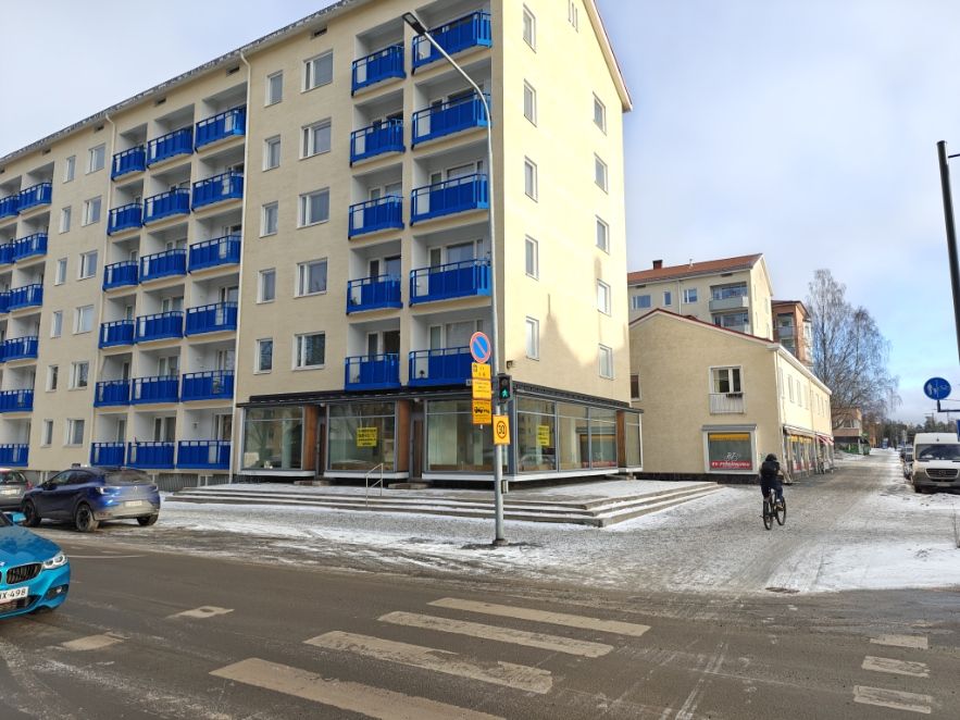 KALEVASSA VALOISA LIIKETILA TEISKONTIEN JA KAUPINKADUN KULMASSA, RATIKKAREITIN VARRELLA.