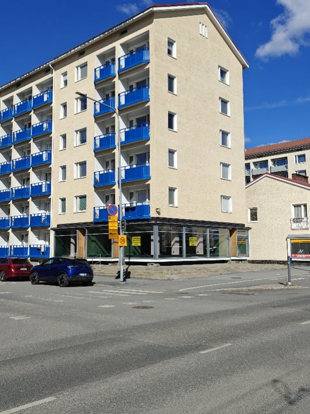 KALEVASSA VALOISA LIIKETILA TEISKONTIEN JA KAUPINKADUN KULMASSA, RATIKKAREITIN VARRELLA.