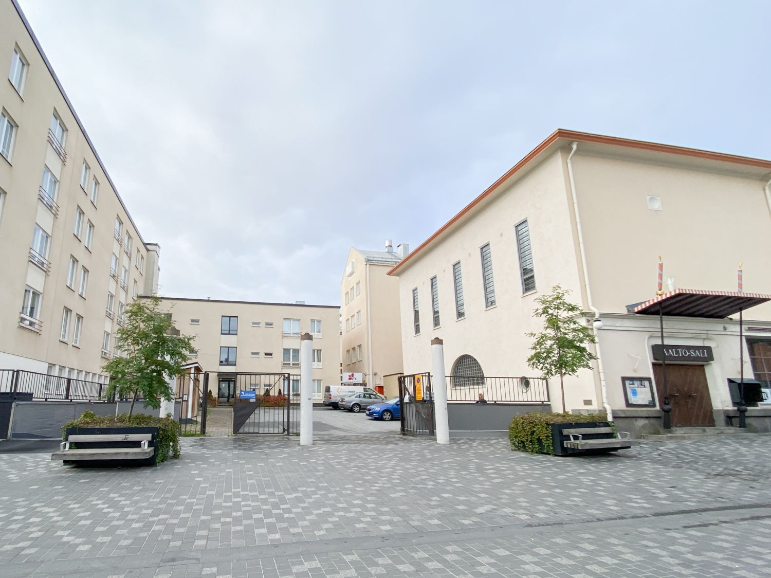 Ilmanvaihto uusittu kesällä 2024, kiinteistöstä pidetty huolta, sisäpihalla ja hallissa autopaikkoja työntekijöiden käyttöön