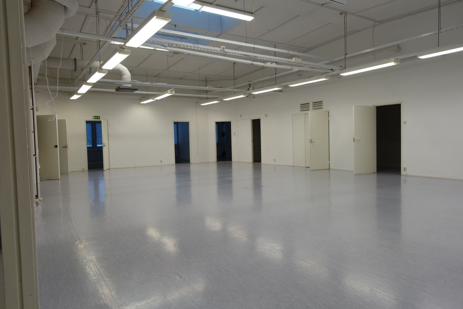 Toisen kerroksen toimistotilaa Ahjokadulta, paikoitus pihassa - toiseen kerrokseen hissi