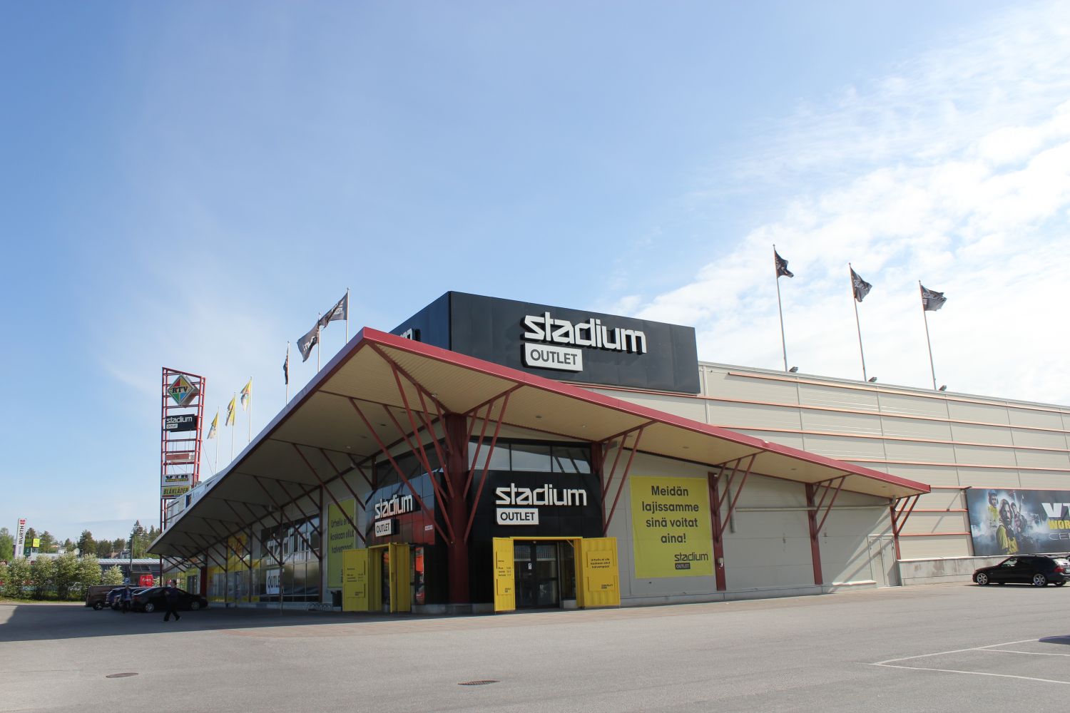 Siisti ja hyvin pidetty kiinteistö, julkisivussa sisäänkäynnit, lastausalue ja henkilökunnan paikoitus kiinteistön takana. Valomainospaikat + pyloni kaikkiin ilmansuuntiin.