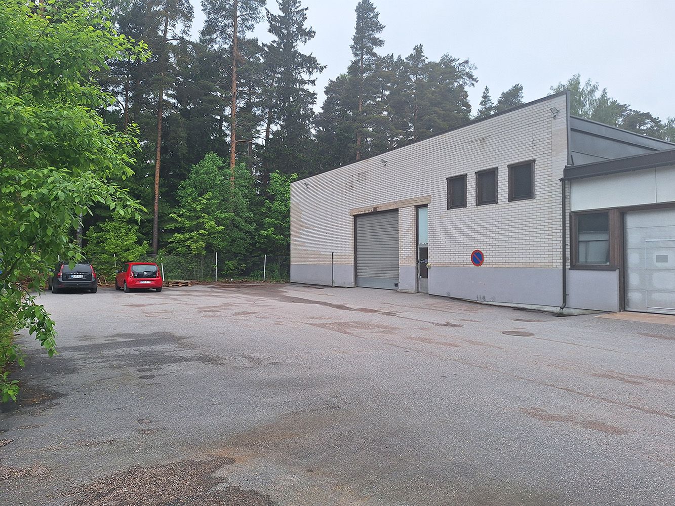 Korkea hallitila moneen käyttöön hyvällä sijainnilla Porvoossa! Vuokra 2'590 €/kk + alv