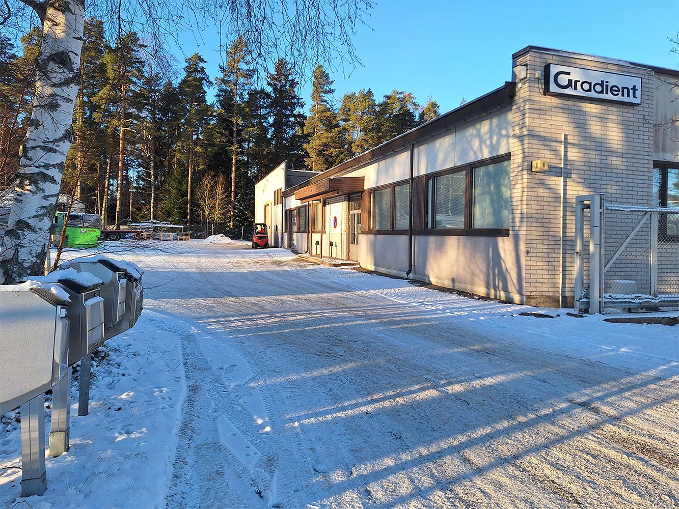 Korkea hallitila moneen käyttöön hyvällä sijainnilla Porvoossa! Vuokra 2'590 €/kk + alv