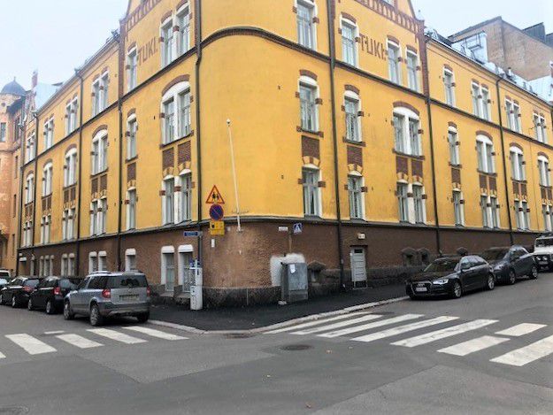 Todella siisti katutason monitoimitila Katajanokalla, 3-4 huonetta, wc sekä pieni keittiötila jossa jääkaappi. Huoneisto soveltuu monenlaiseen toimintaan. Käynti tilaan on Vyökatu 6, mutta ikkunat ovat Kauppiaankadun puolella. Soita ja sovi esittely Tom Multisilta 050-584 2105 tai tom.multisilta@sen...