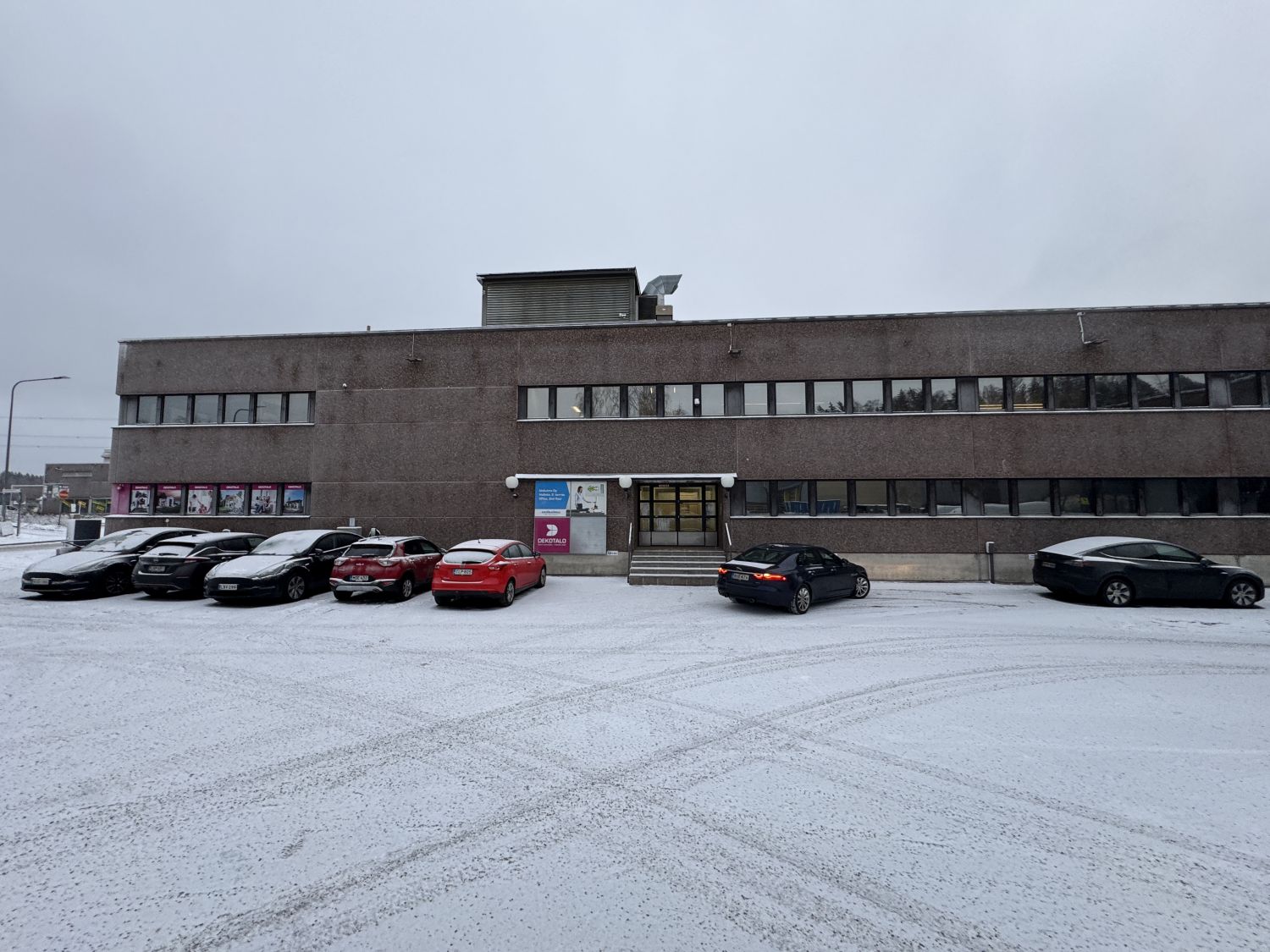 320 m2 siisti toimistokokonaisuus Petikossa kehä 3:en tuntumassa. Pohja: www.jonne.fi.