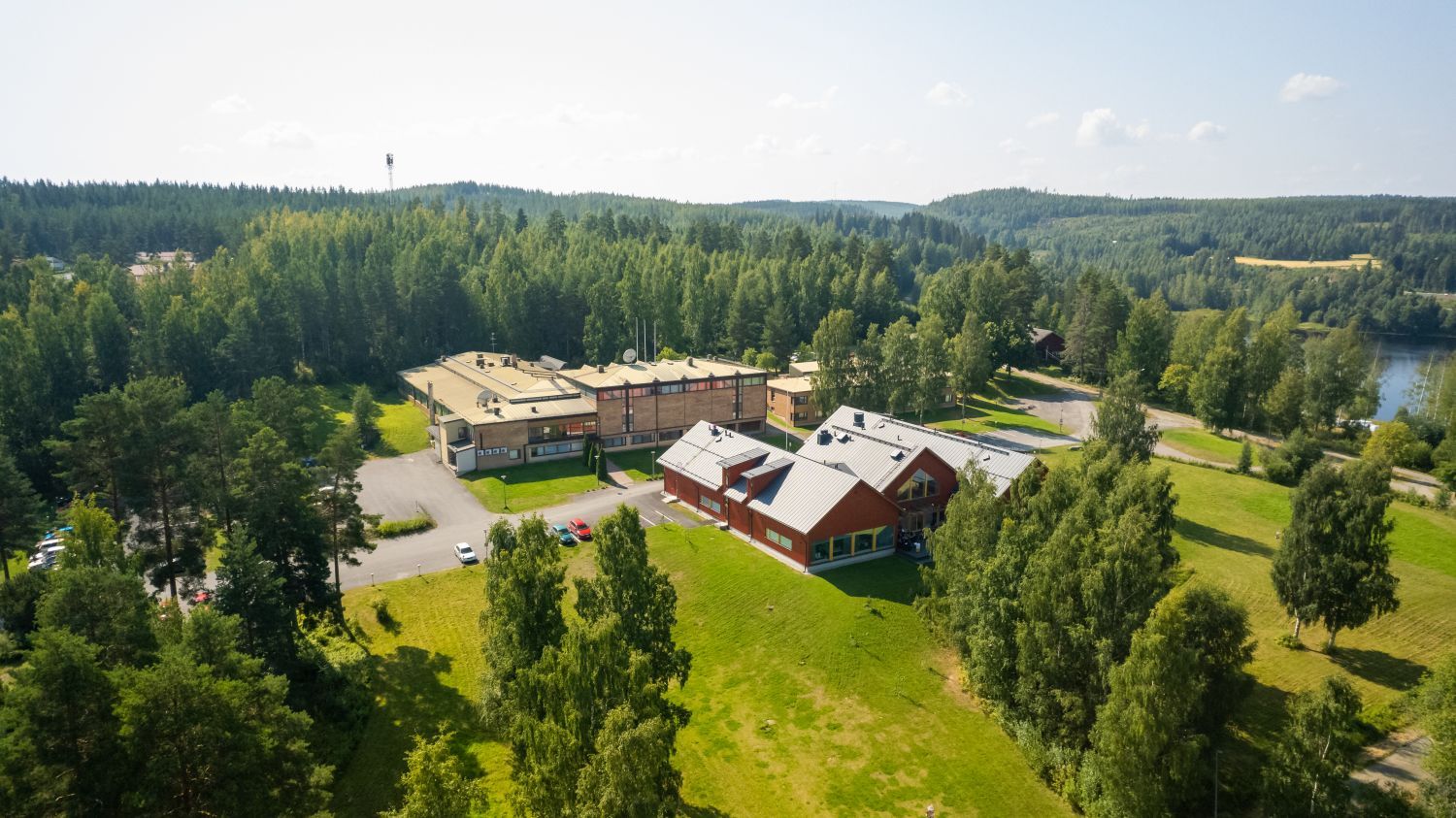 Uutta vastaava upea ja valoisa toimitila aivan valtatie 9 vieressä järvimaisemissa