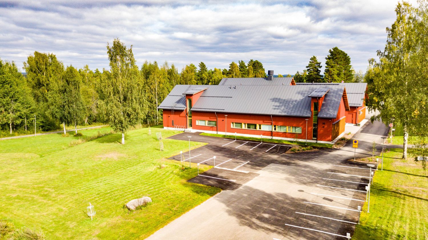 2020 opetuskäyttöön valmistunut kiinteistö etsii uutta käyttäjää, moderni kiinteistötekniikka ja muunneltavat tilat hyvillä paikoitusalueilla