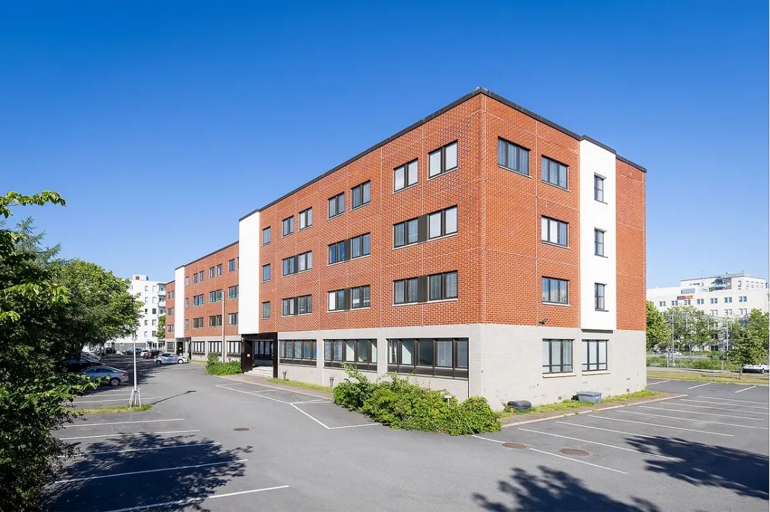 Vuonna 1987 rakennetussa nelikerroksisessa Kiinteistö Oy Malmin Kauppatie 8:ssa on vuokrattavaa toimitilaa noin 5100 m². Pihatason tiloissa on mahdollisuus omaan sisäänkäyntiin kadun puolelta. Kiinteistön käyttäjille on vuokrattavissa pienvarastotiloja kellarikerroksessa. Vuokralaisten henkilökunnan...