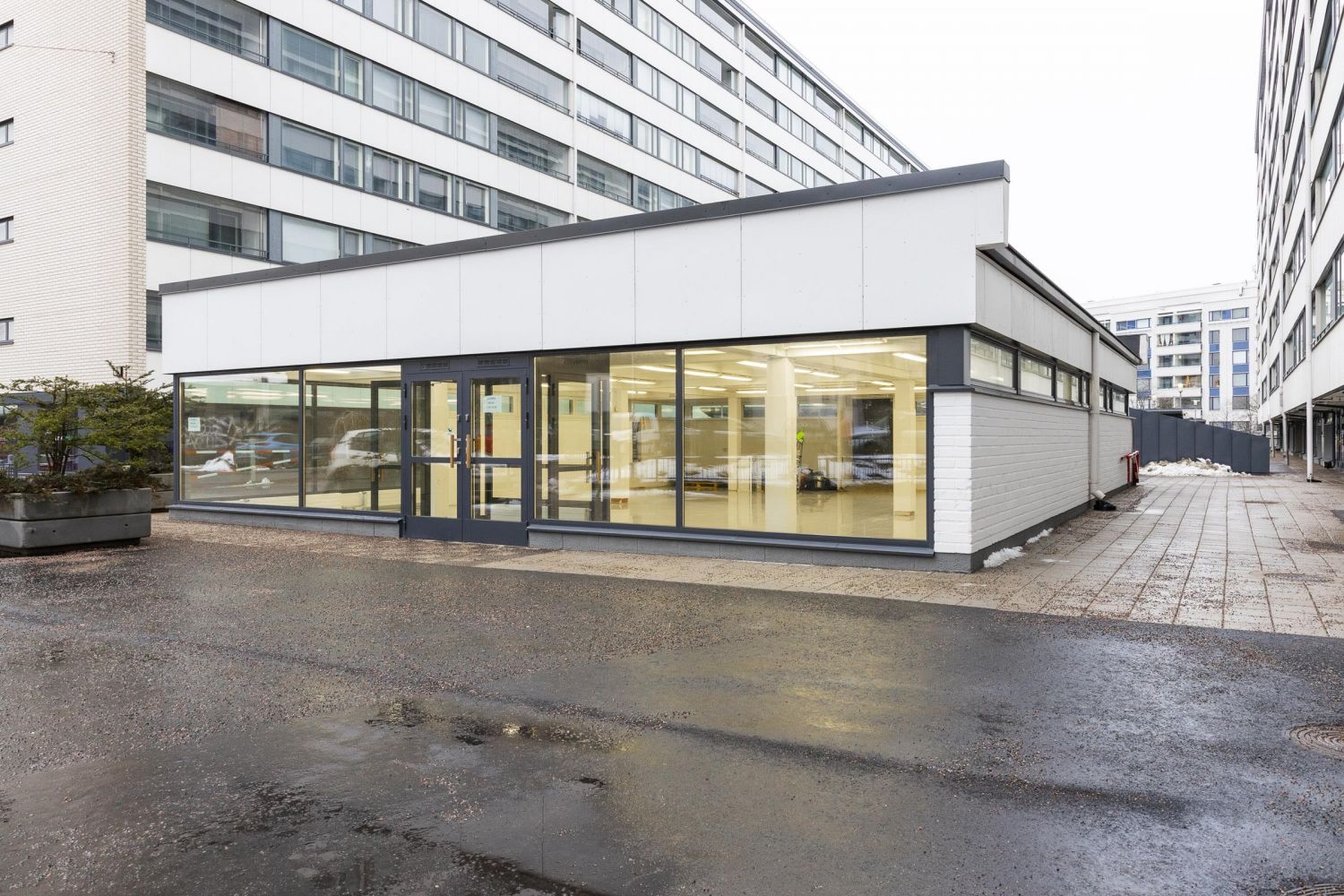 Monikäyttöinen liiketila Porvoonkadulla !Tervetuloa tutustumaan tähän erilliseen myymälärakennukseen, joka tarjoaa erinomaiset puitteet monenlaiseen liiketoimintaan.Tämä kohde sijaitsee Kallion kaupunginosassa, aivan Alppiharjun ja Vallilan tuntumassa - alueella, jossa urbaani elämänrytmi, kultt...