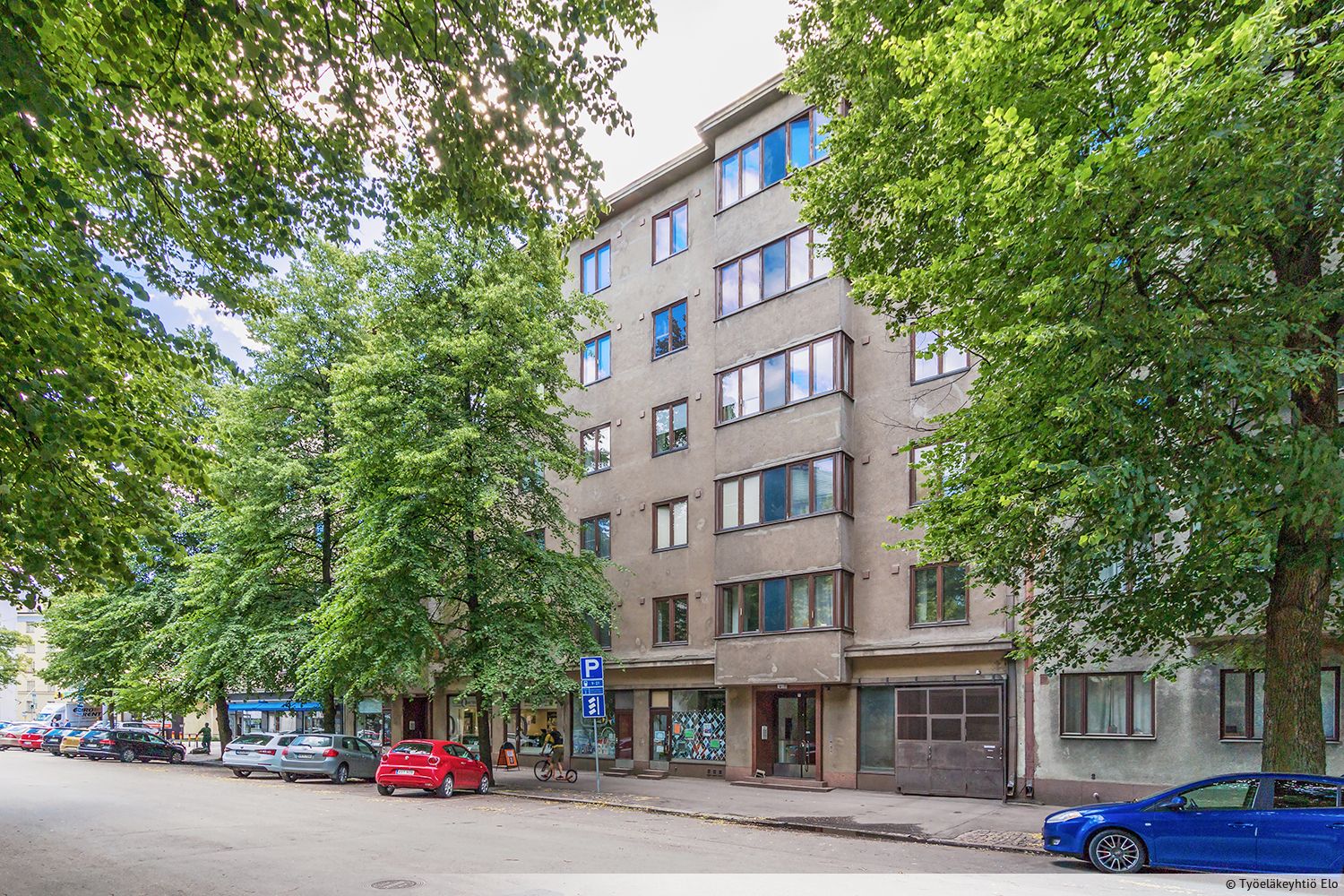 Vuokrataan katutason liiketila, jossa suuret n&auml;yteikkunat vehre&auml;lle Linnankoskenkadulle. Tilan kokonaisneli&ou...