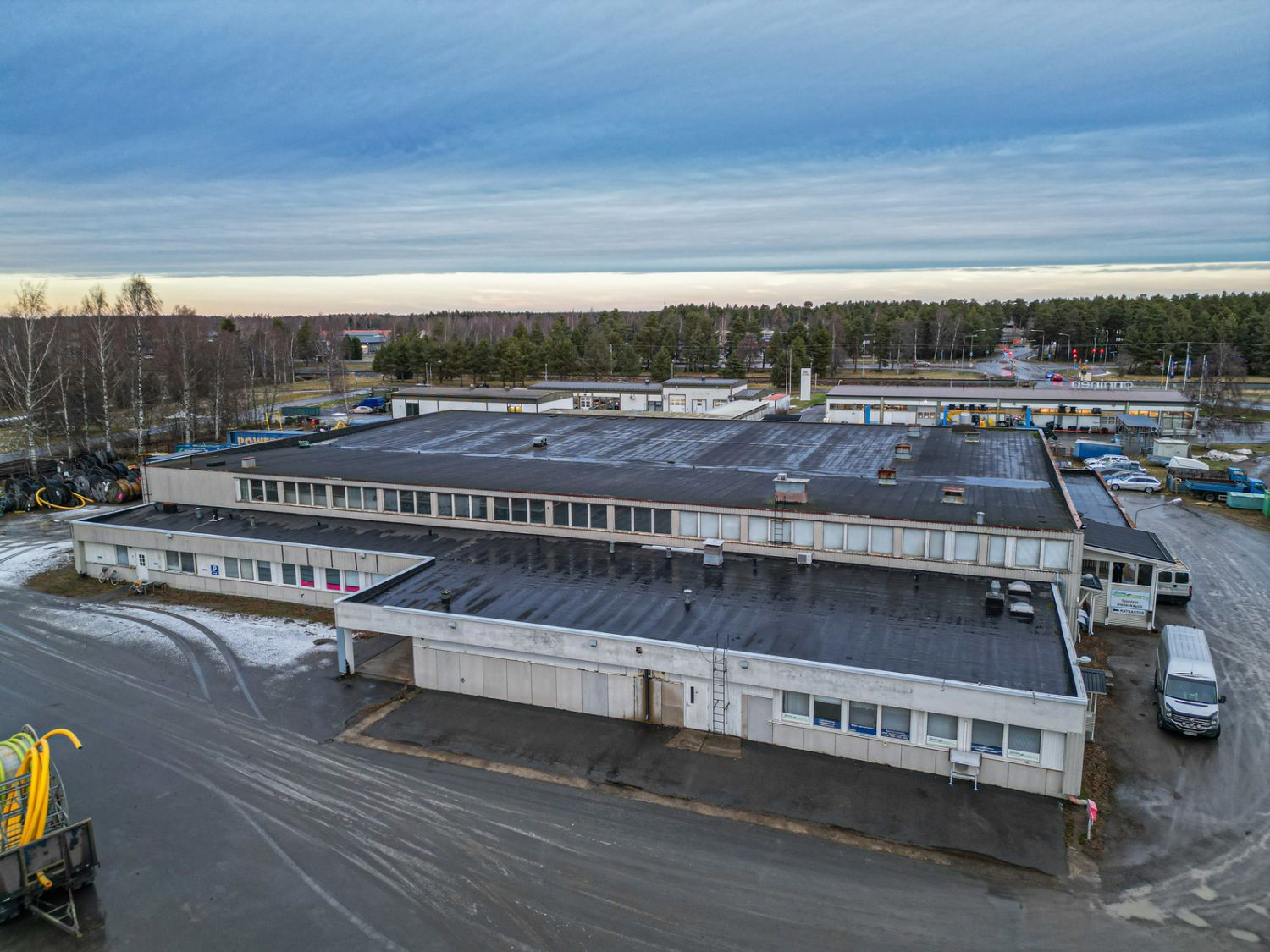 Myydään teollisuuskiinteistö Raahen Yritysperältä, osoitteessa Yrittäjäntie 5. Kiinteistötunnus: 678-23-2304-20. Oma tontti, jonka pinta-ala 1,3563haAsemakaava, kaavamääräys T-1 (Teollisuus- ja varastorakennnusten korttelialue). Rakennusoikeuden tehokkuusluku 0,6Vesi- ja viemäriliittymät...