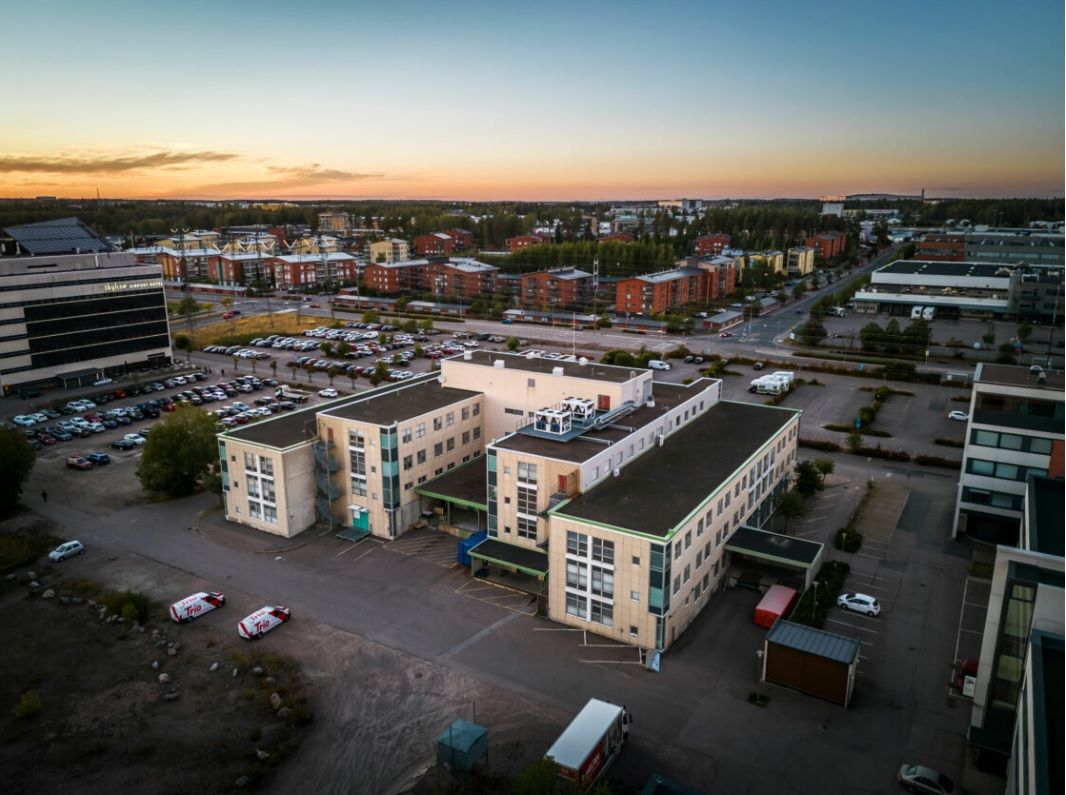 Tilat soveltuvat myös pienimuotoiseen tuotanto- tai showroom-tyyppiseen toimintaan. Kohteessa oleva lastauslaituri sekä kaksi kerroksiin vievää tavarahissiä palvelevat erinomaisesti yrityksiä, joilla on tarvetta kuljettaa tuotteita tiloihin ja sieltä pois.Kiinteistö sijaitsee helposti saavutettava...