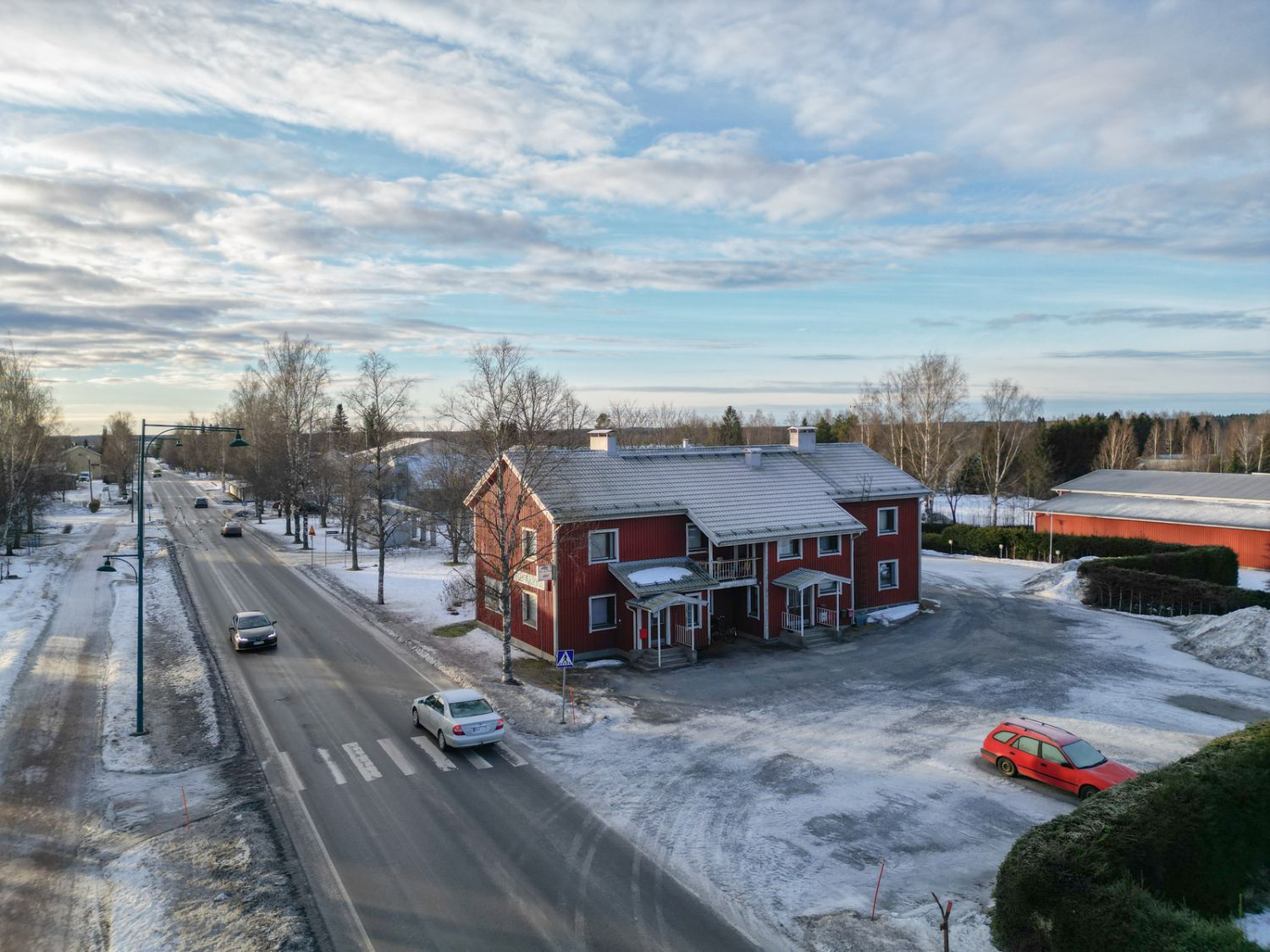 Vuokrataan siistikuntoinen toimistotila Karvian keskustassa!Tilan tiedot:Pinta-ala: noin 50 m².Tilat: Kaksi huonetta, keittiö ja wc.Sijainti: Katutasossa, käynti rakennuksen päädystä.Paikoitus: Rakennuksen edessä runsaasti pysäköintitilaa.Vuokra: 450 €/kk (sisältää lämmityksen, sähkö...
