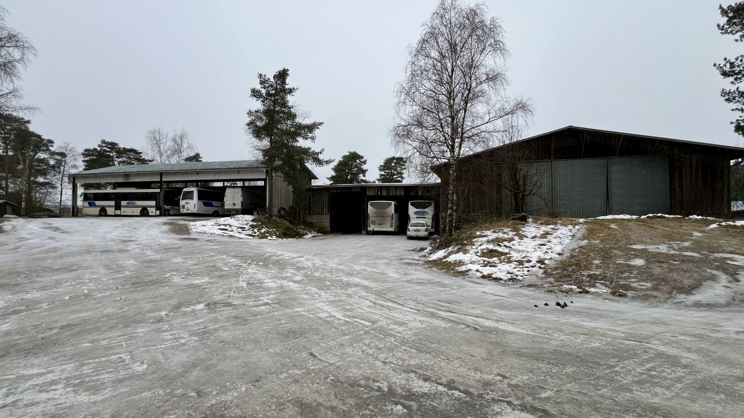 Vuokrataan tai myydään vanhan sikalan rakennuksia. Perille johtaa ylläpidetty tie. 