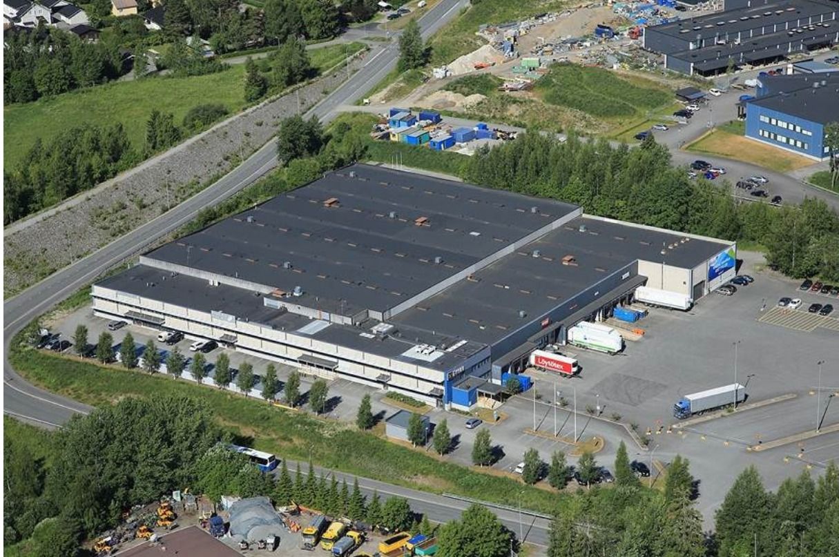 Toukokuun alussa vapautuva logistiikkatila erinomaisella sijainnilla Tampereen Sarankulmassa. Tilassa on useita lastaustaskuja, pieni toimisto sekä sosiaalitilat.Tampereen Patamäenkatu 18 tarjoaa varasto- ja toimistotilaa erinomaisella sijainnilla Tampereen Sarankulman teollisuusalueella. Hyväkunt...