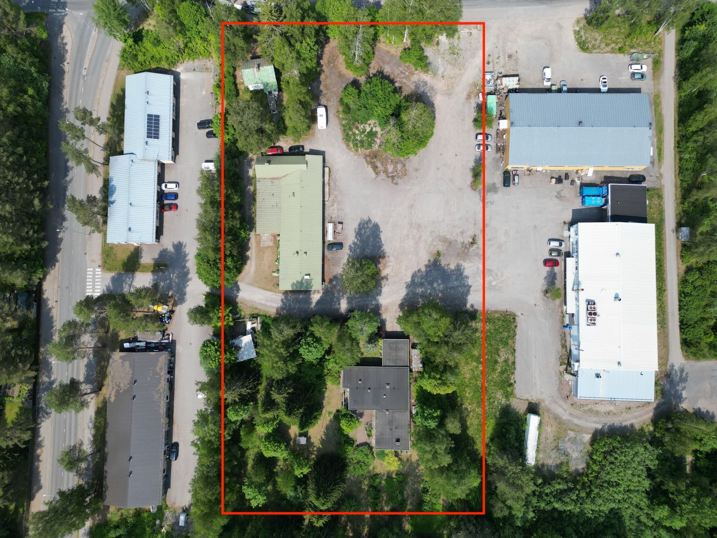 Myydään Hyvinkäällä tontti jonka pinta-ala on 10.185 m2 ja rakennusoikeutta yhteensä 3055 k-m2 (e=0,3). Kiinteistöllä sijaitsee kolme vanhaa rakennusta jotka myydään purkukuntoisina. Hangonväylälle on matkaa 1,5 km, Helsinki-Tampere -moottoritielle n. 6,5 km, Helsinki-Lahti -moottoritielle n. 25,5...