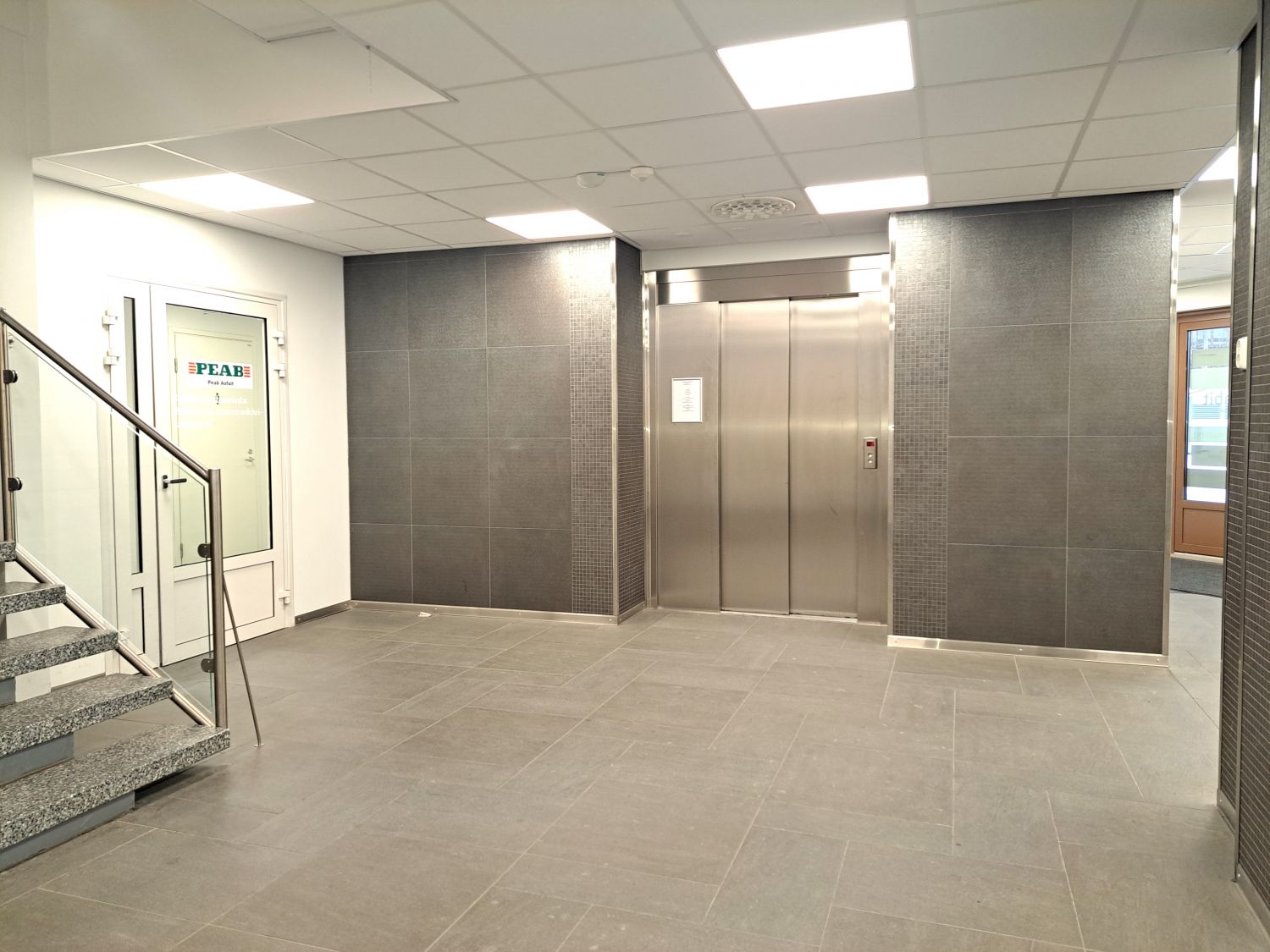 Sisääntulo ja hissi