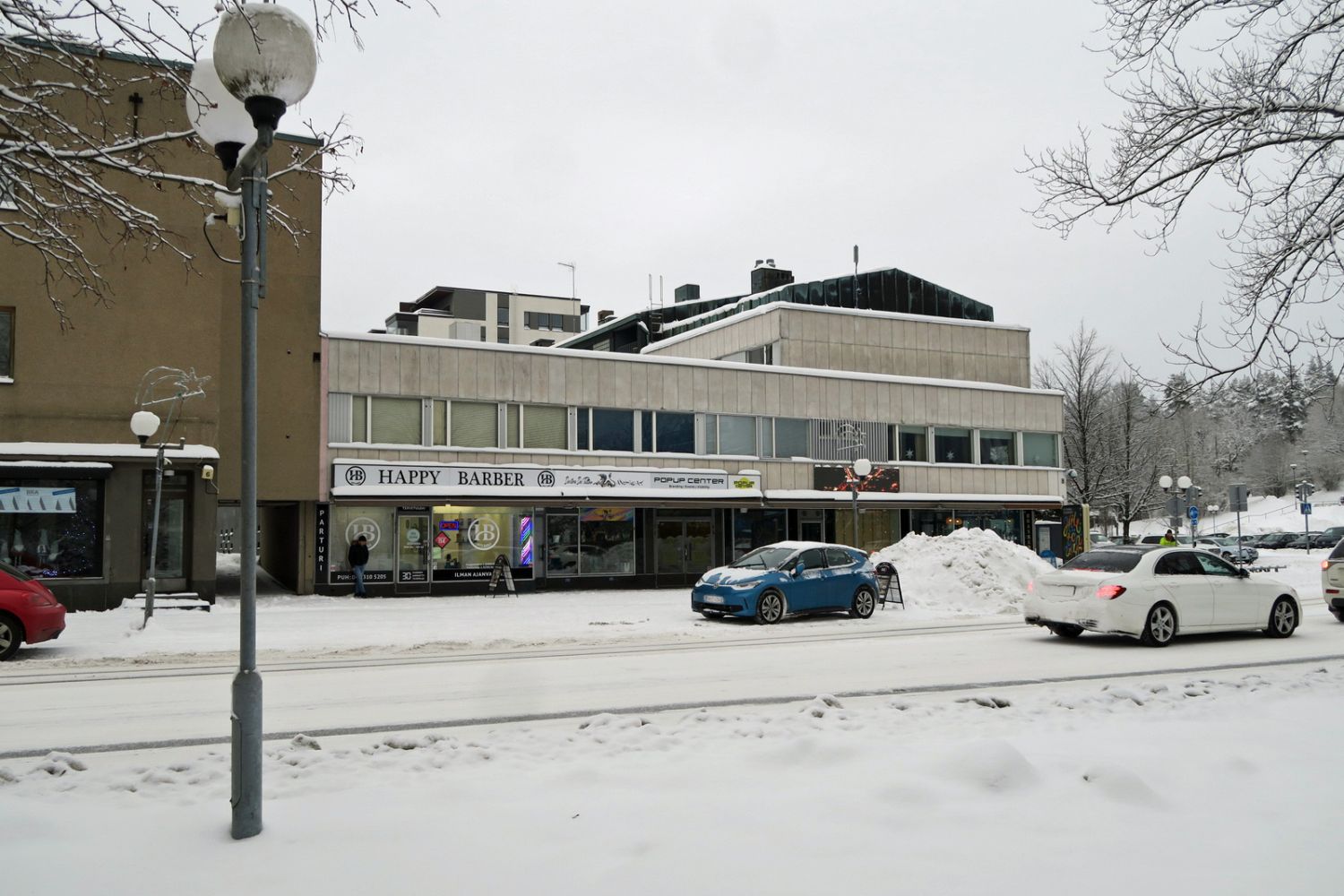 Tilava liiketila Hyvinkään keskustassa, hyvin hoidetusta taloyhtiöstä!Tilat ovat kahdessa tasossa; maantasokerroksessa 340 m² ja kellarikerroksessa 99,5 m². Oma tontti ja lämmitysmuotona kaukolämpö.Yhtiöltä vuokrattavissa autohalli- talli- ja pistokepaikkoja (isännöitsijä jakaa paikat jonotu...