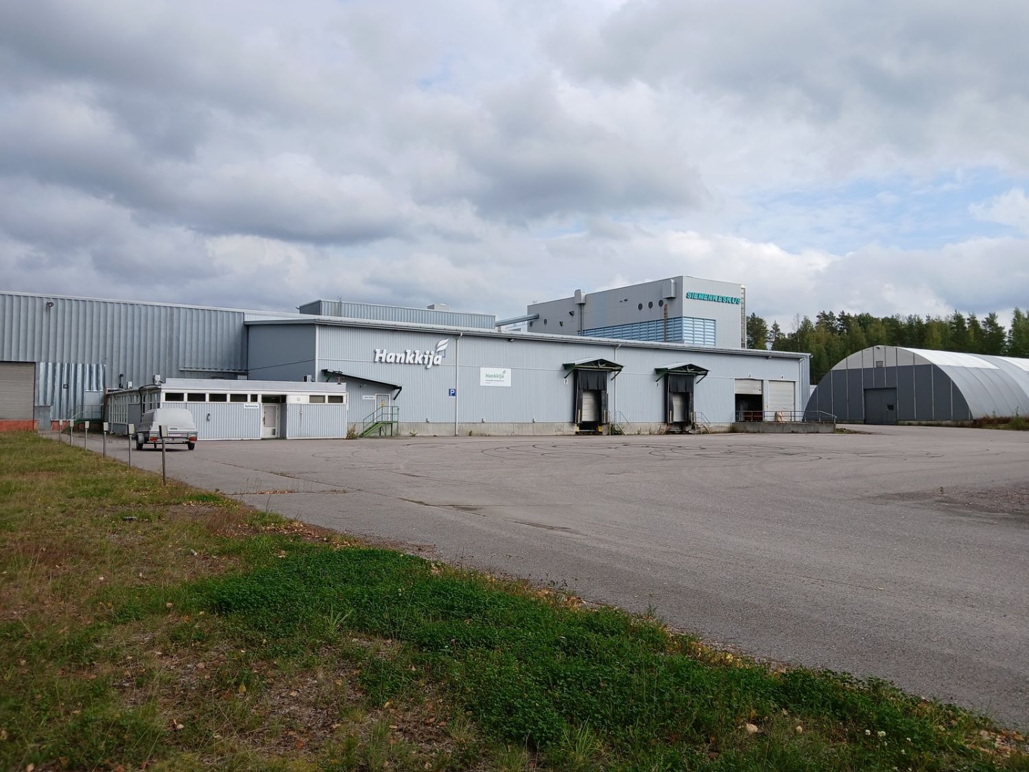 Myytävänä Hyvinkäällä, Sahanmäen teollisuusalueella yli 3,6 ha:n kiinteistö, jolla 9683 m2  teollisuushalli ja 763 m2:n kylmä kaarihalli/varasto. Tontti mahdollistaa tavaraliikenteen ja sen yhteydessä on pistoraide rakennuksen sivustalle. Tontti on kulkualueiltaan asfaltoitu ja sisään ajettavassa ha...