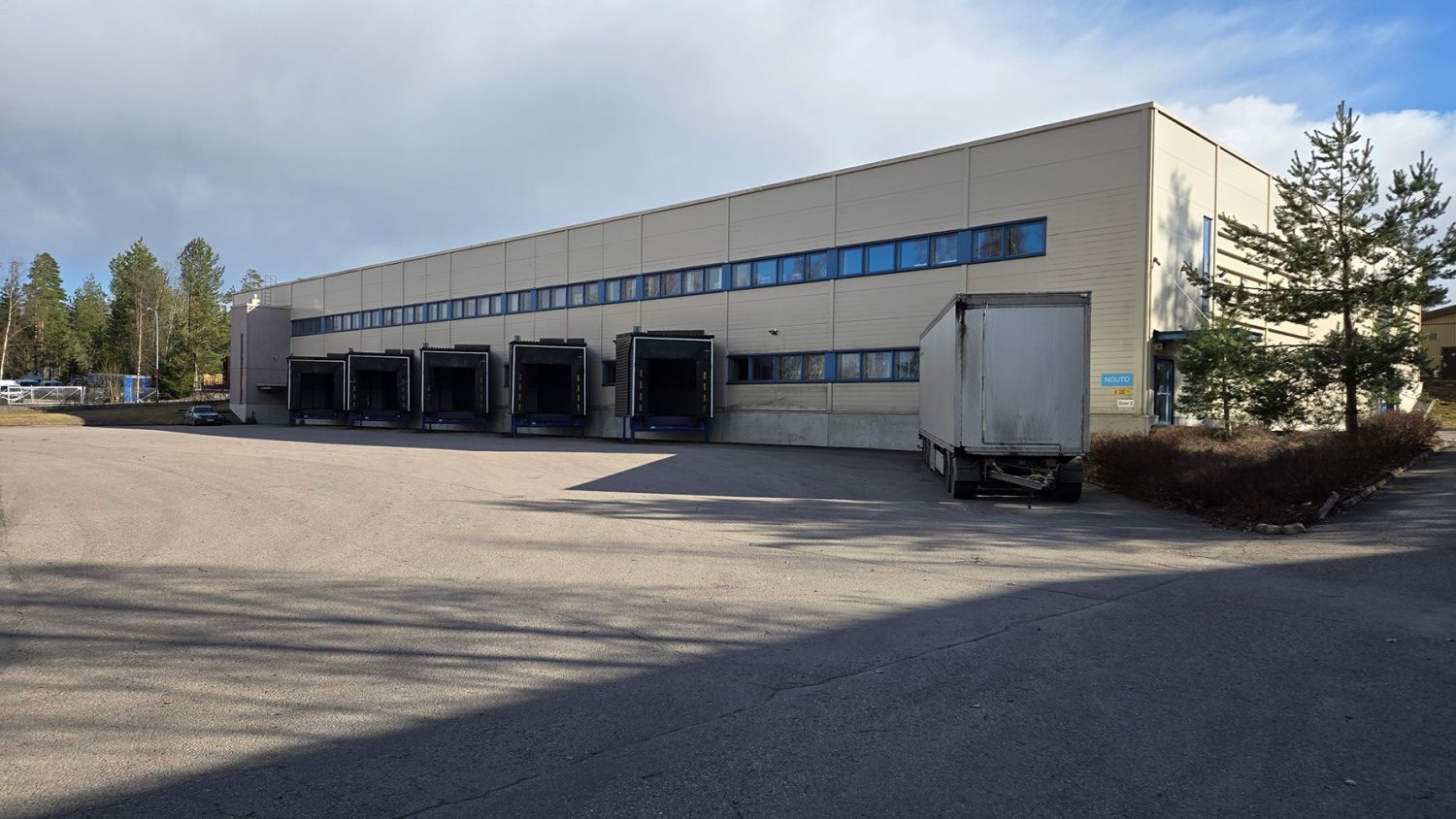 Monipuolisia 2 krs. toimistotiloja vuokrattavana isosta logistiikkahallista Keravalla! Kuukausivuokra: Alkaen 12 €/m²/kk + alv