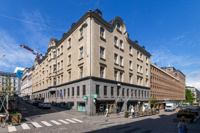 Katutason valoisa 115,5 m² liiketila + 42 m² varasto vapautumassa läheltä Esplanadin puistoa, Kaartinkaupungissa