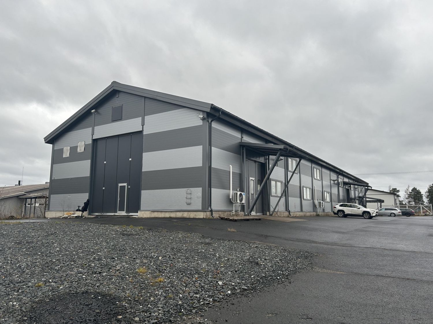 Myydään vuonna 2000 rakennettu hallikokonaisuus isolla piha-alueella joka on hyvin hyödynnettävissä esim. kaluston tai materiaalien varastointiin. Piha-alue on aidattu ja varustettu kahdella sähköportilla. Halli on omalla 4853 m2 tontilla ja rakennusoikeutta on jäljellä vielä noin. 990m2 Hallin si...