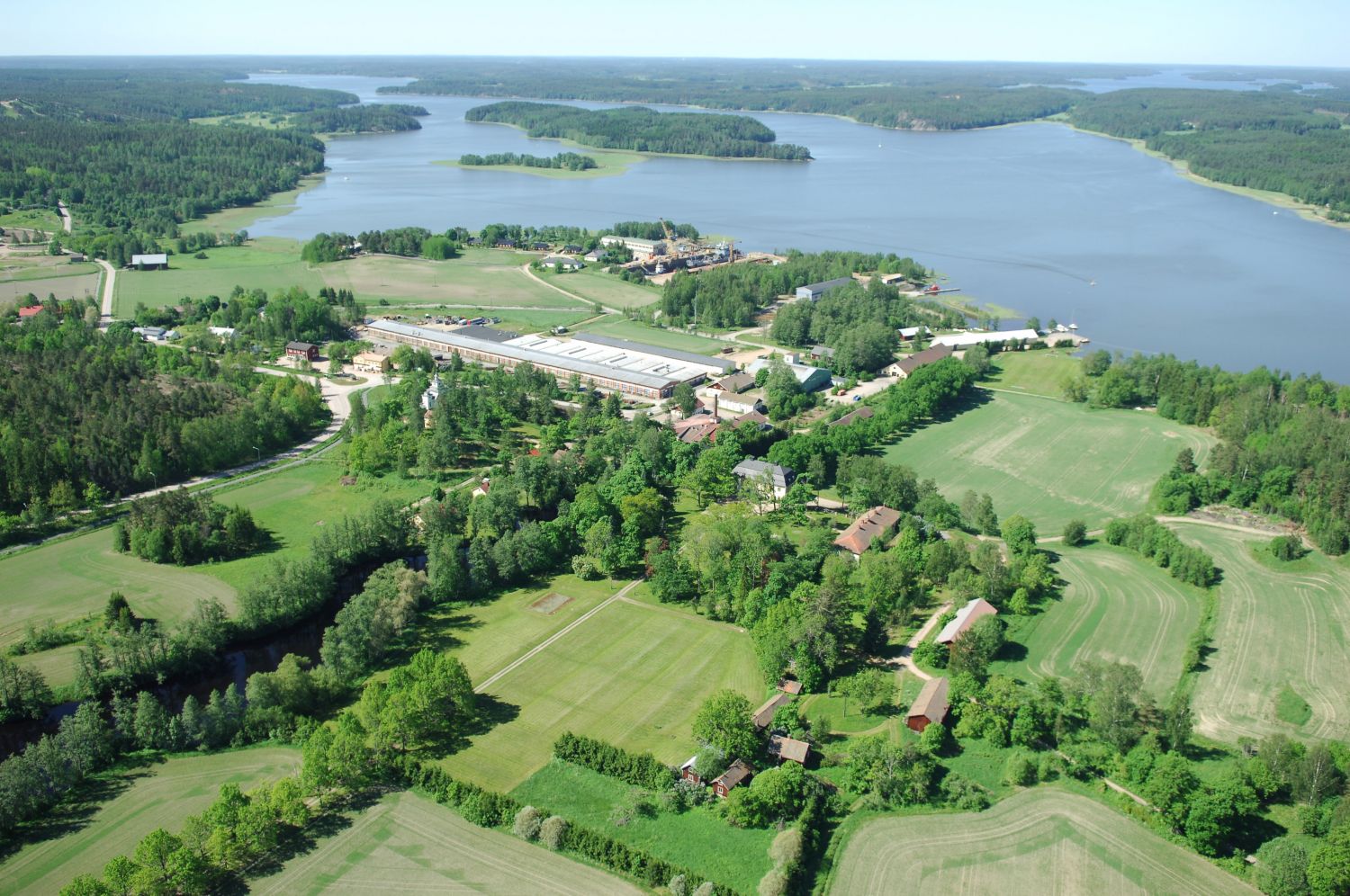 VUOKRATTAVANA historiallisessa Teijon Ruukissa Masuunin vieressätoimisto-, myymälä- ja kevyttä tuotantotilaa sekä varastotiloja.Tilojen koot 33 - 66 - 93 - 130 m2  sekä 200m2 ja 340 m2.Meri-Teijo, Suomen suosituin matkailualue, merenrannalle matkaa n. 100 m.Lisätiedot: Olli Lehti 0400-828699...