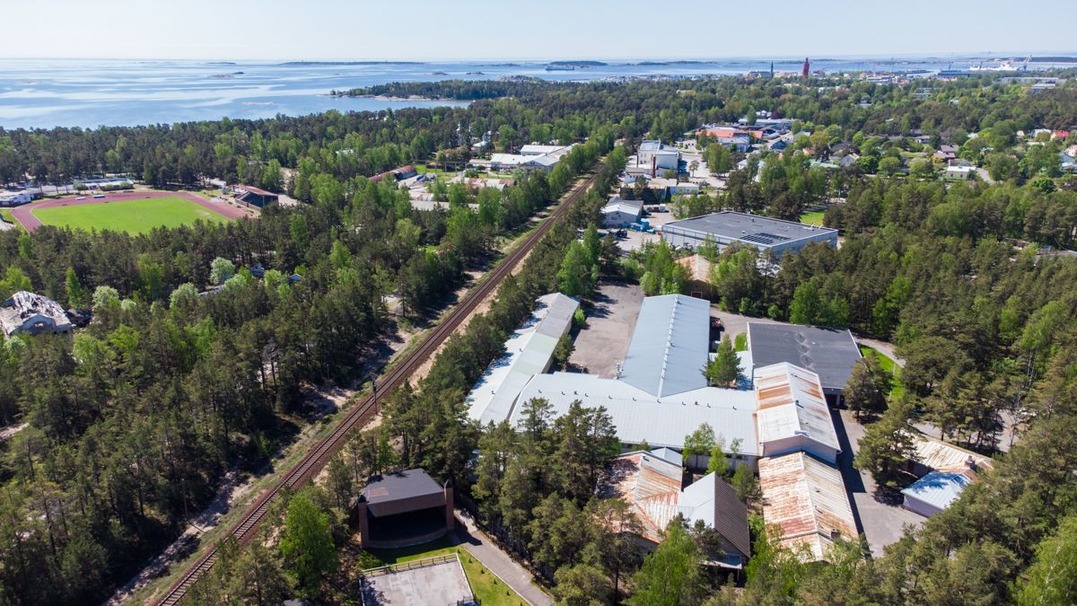 Teollisuus- ja varastokiinteistö, kokonaisala 7.159 m². Kaukolämpö. Tontti 24.194 m².Rakennustehokkuus e = 0,5, lisärakennusoikeutta jäljellä n.5000 m².Monipuolinen, hoidettu kiinteistö, antaa paljon mahdollisuuksia useallekin/lukuisille toimijoille, jaettavissa.Hyvä sijainti lähellä pääväylää....