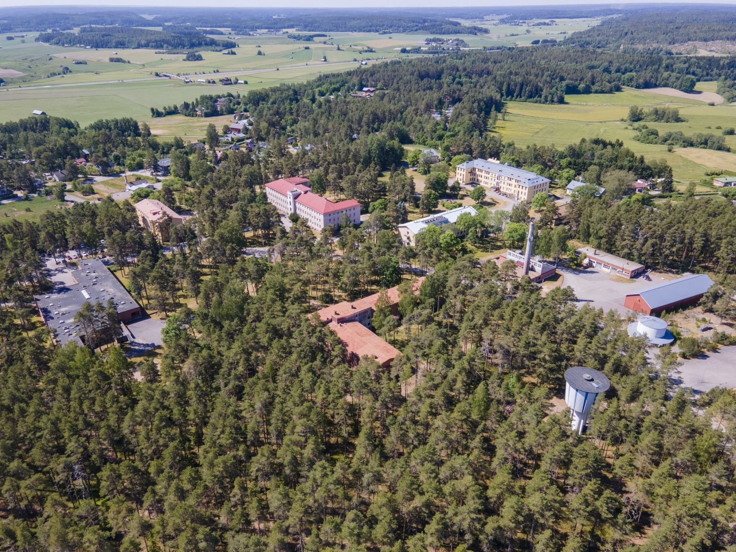 Sairaalakiinteistö myydään joko kokonaisuutena tai rakennus kerrallaan.Rakennusten kokonaispinta-ala noin 24000 m2.Kaukolämpö. Erinomainen sijainti moottoritien tuntumassa. TULE JA TUTUSTU. TARJOUKSIA VASTAANOTETAAN ILMAN POHJAHINTAA !!!