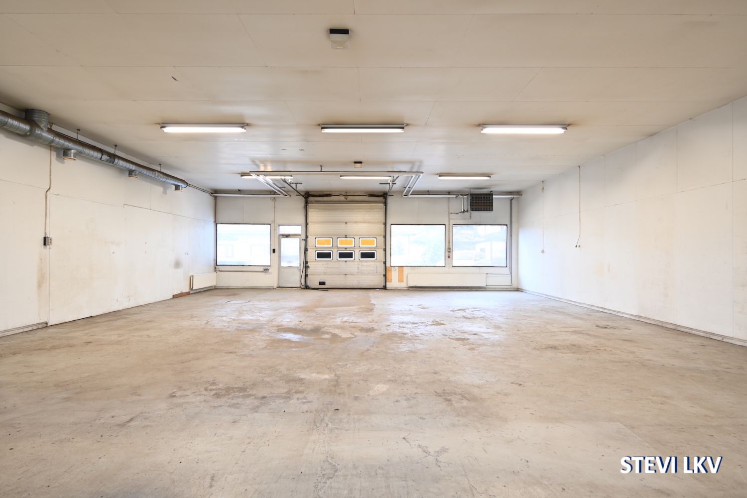 Hallitilaa 210m2 Orikedolla *Korkea nosto-ovi *Heti vapaa *Soita 0400999900 ja kysy lisää.