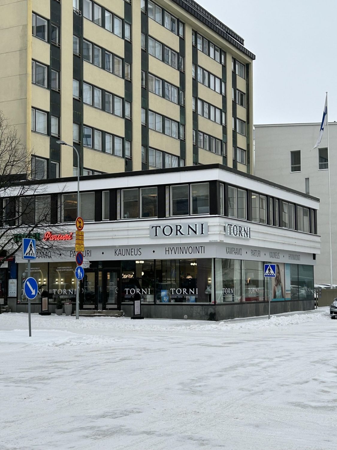 Myyntiin hyvällä sijainnilla Hallituskadulta erittäin hyvät toimistotilat vain kiven heiton päässä keskustan lounaspaikoista. Tilan edustalla hyvin pysäköintitilaa. Tila on kunnoltaan hyvä kuntoinen. Reilut neliöt tarjoaa tilaa isommallekkin tiimille. Tilassa erinkokoisia toimistohuoneita ja suuri...