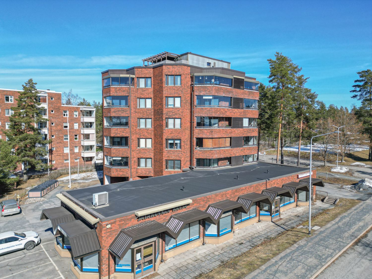 Siistikuntoinen liiketila ''Seudun talossa'' osoitteessa Linnankatu 1.Tilan pinta-ala 91m2. Tilassa toiminut aiemmin autokoulu, mutta soveltuu moneen eri käyttötarkoitukseen. Vuokra 690€/kk + vesi + oma sähkösopimus. Vuokraan ei lisätä eikä se sisällä Alv:a.Ota rohkeasti yhteyttä ja tule tutustu...