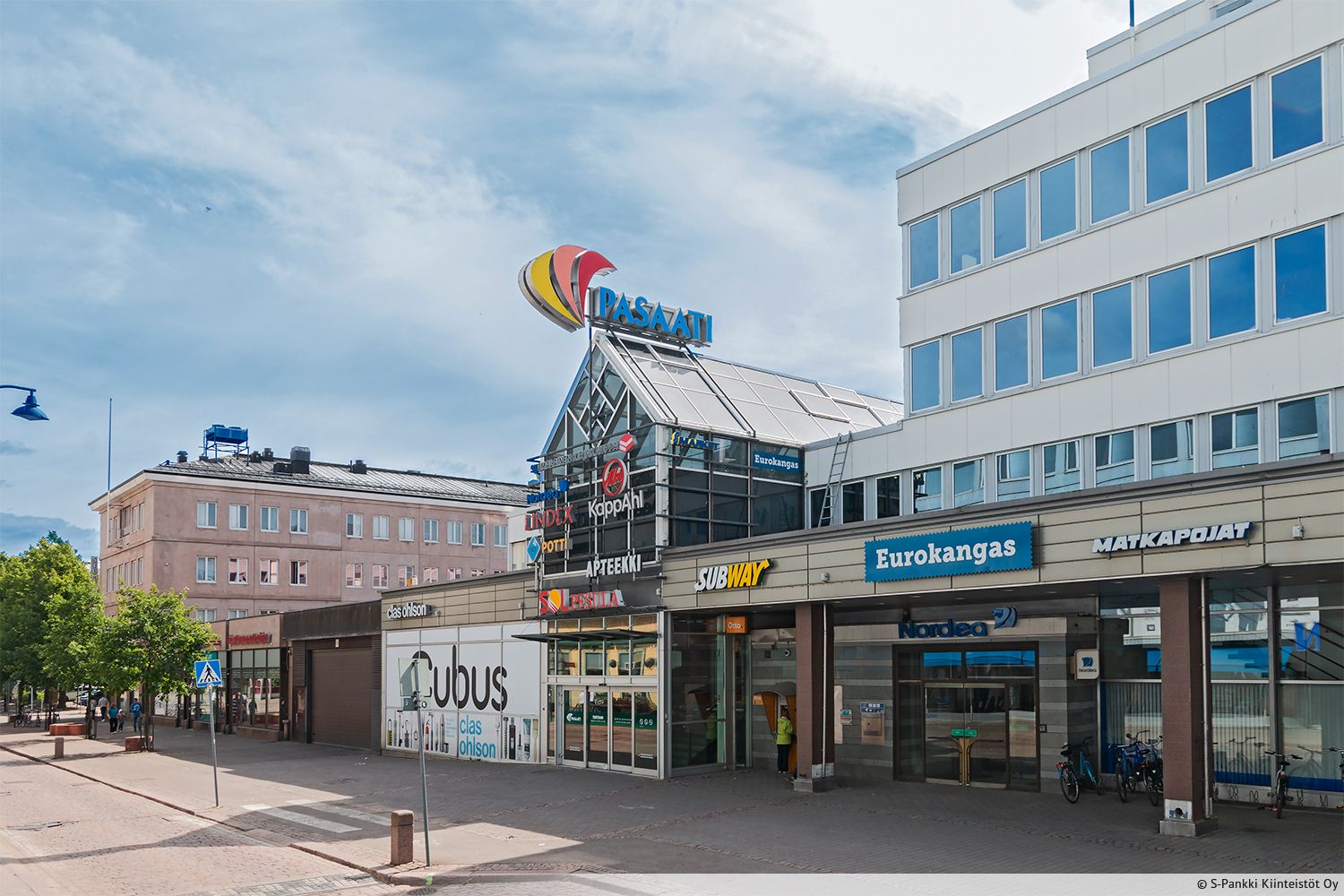 Siisti liiketila n&auml;kyv&auml;ll&auml; paikalla Kirkkokadun varrella. T&auml;m&auml; toimitila on osa Kauppakeskus Pasaatia, mutta siihen on erillinen sis&auml;&auml;nk&auml;ynti suoraan kadulta.