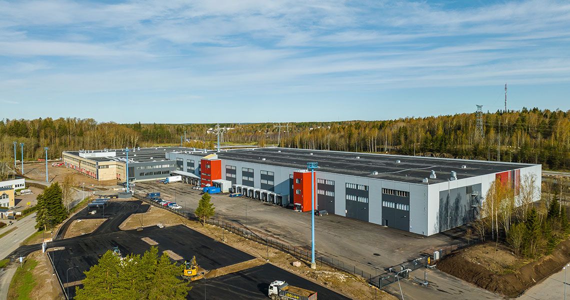 Rakennuksen kuvaus:Ainontie 5:n tilat ovat tehokkaan monipuoliset. Talossa on hyväkuntoista 8,6-12,5 m korkuista varastotilaa sekä toimistotilaa. Tilava lastausalue antaa hyvät mahdollisuudet toimivaan tavaroiden lastaamiseen, lajitteluun ja jakeluun. Varastoa on yhteensä n. 30.000 m2 ja toimistoa ...