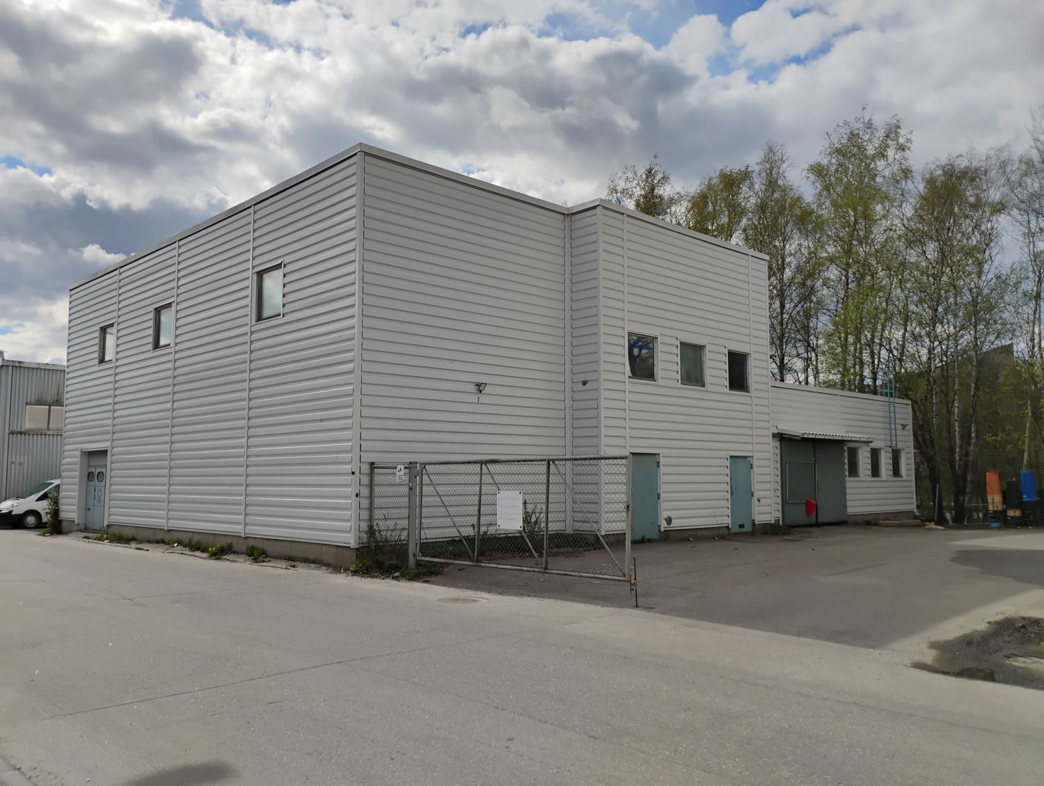 Myydään kiinteistön maanvuokraoikeus ja sillä oleva hallirakennus 482 m2, johon 2 kpl nosto-ovia (2,25 m x 2,44 m). Halli on matalimmasta kohdasta 3,6 m ja korkeimmasta kohdasta 7 m. hallin sisällä wc, pieni toimisto ja vesipiste.