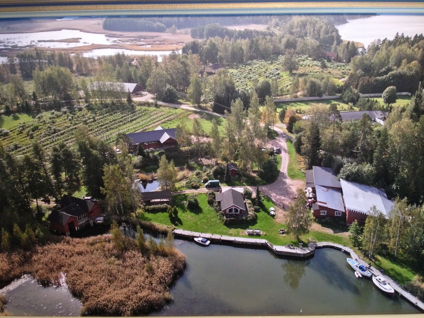 Myydään ainutlaatuinen n. 2,5 ha tontilla ja 1,5 ha vesialueella merenrantakiinteistö Paraisilla, Lemlahdessa,  Tämä monipuolinen kiinteistö tarjoaa upeat puitteet niin yritystoimintaan kuin yksityisiin juhliin. Vuodesta 1999 alkaen rakennettu viinitila käsittää useita rakennuksia, joista jokainen k...