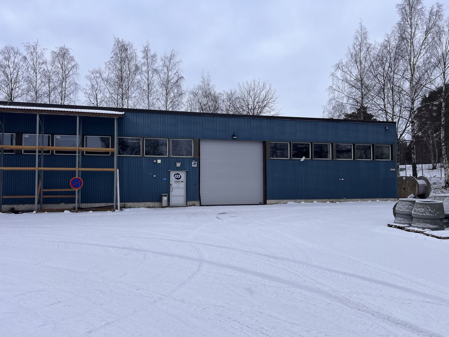 Varastotilaa läheltä keskustaa, nosto-ovi ja asfaltoitu piha, kysy lisää! 