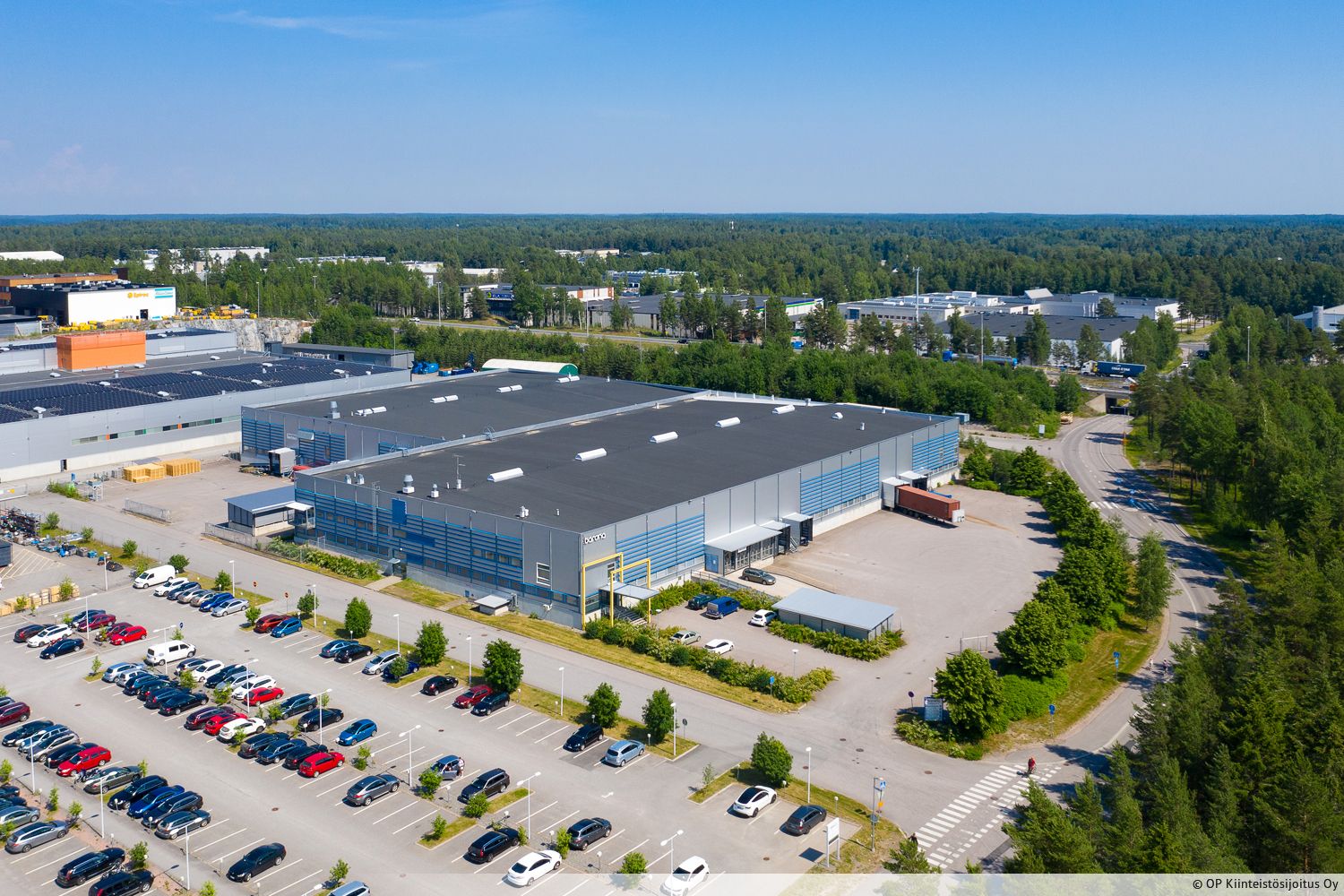 Vuokrataan kokonainen varastokiinteistö logistisesti hyvällä paikalla, Hakkilan teollisuus- ja työpaikka-alueella. Tilan voi tarvittaessa jakaa pienempiin kokonaisuuksiin esim. n 2300 m², 2000 m²ja 4500 m² . Kiinteistössä lastauslaitureita ja palavien nes...