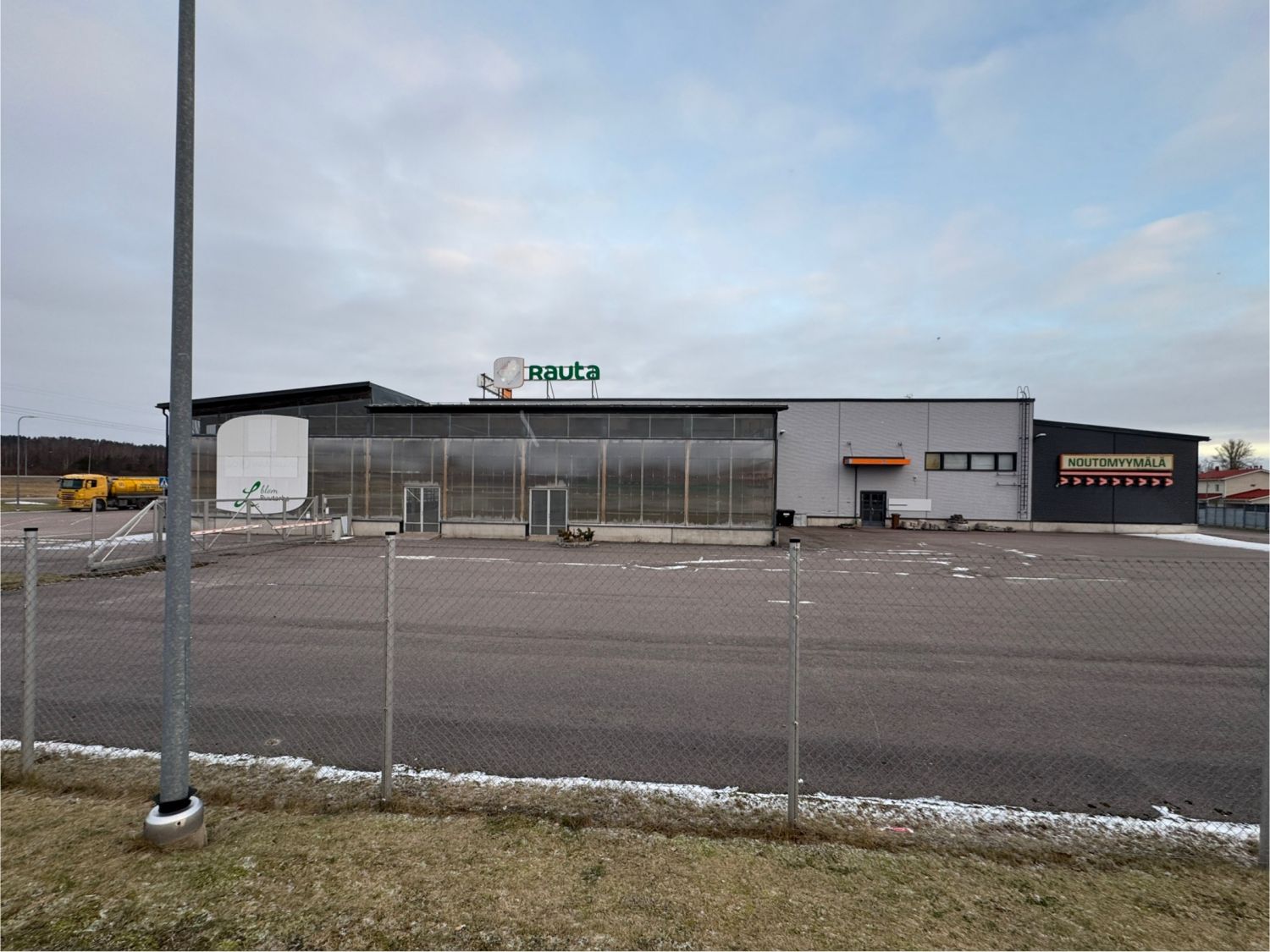 Hyväkuntoinen n. 3300 m2 liikekiinteistö, joka näkyy porintielle - kohteessa reilusti pysäköintitilaa. Oiva paikka autokaupalle, raskaalle kaupalle tms. 