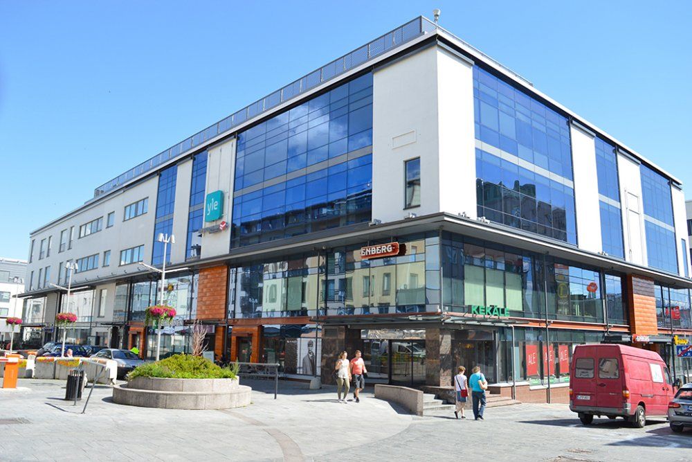 Julkisivu kompassille Kävelykadun suuntaan, suuret ikkunat ja avoin pohjaratkaisu tarjoavat erinomaisen kauppapaikan harvoin tarjolla olevalla sijainnilla!