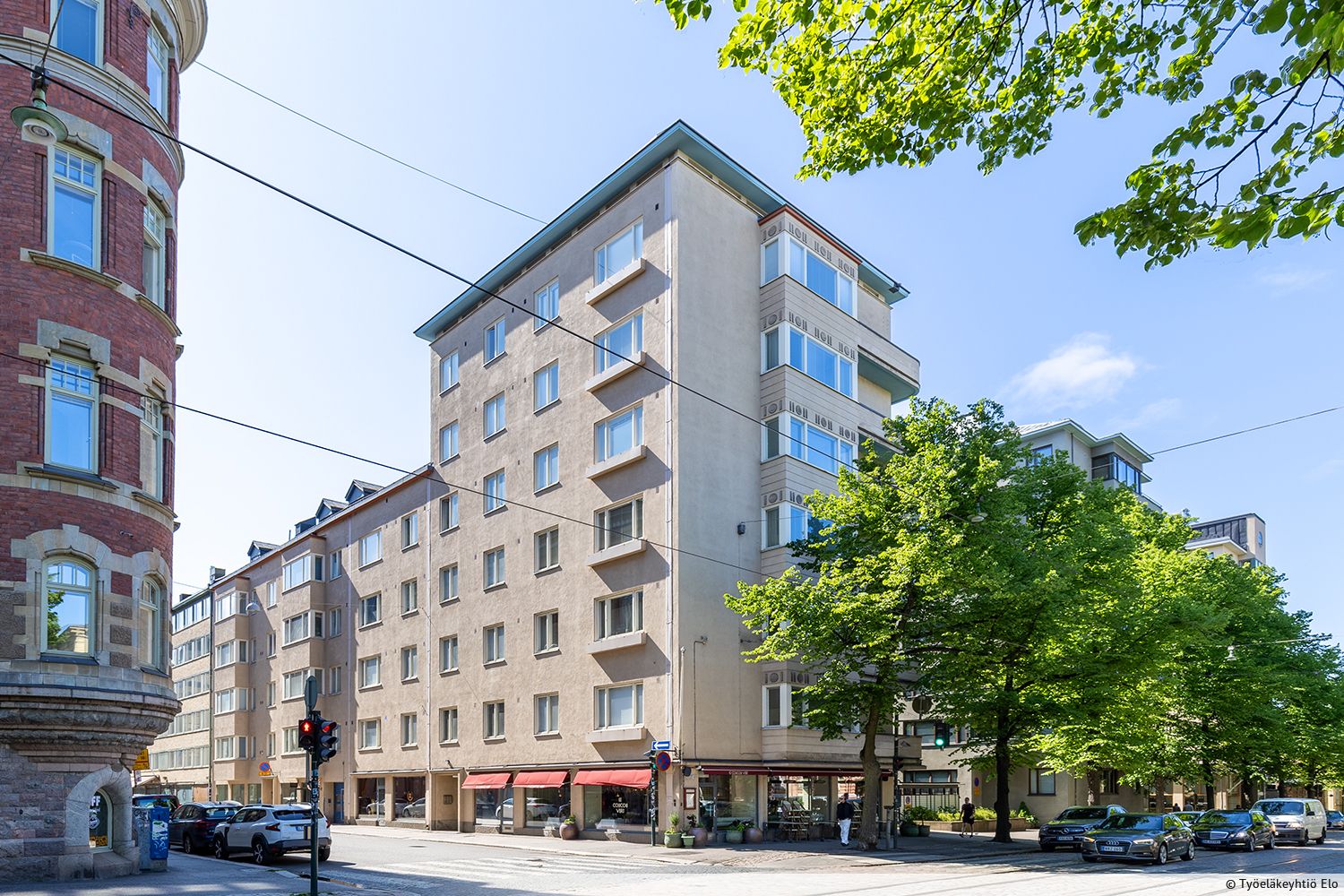 Vuokrattavana liiketila, jossa isot ikkunat Albertinkadulle. Katutasossa n. 50 m&sup2; myym&auml;l&auml;tila ja kellarissa n. 64,5 m&sup2; varasto- ja sosiaalitilat. Erinomaiset kulkuyhteydet ja vilkkaat keskustan asiakasvirrat. Tila ei sovellu ravintola- tai kahvilatoimintaan.