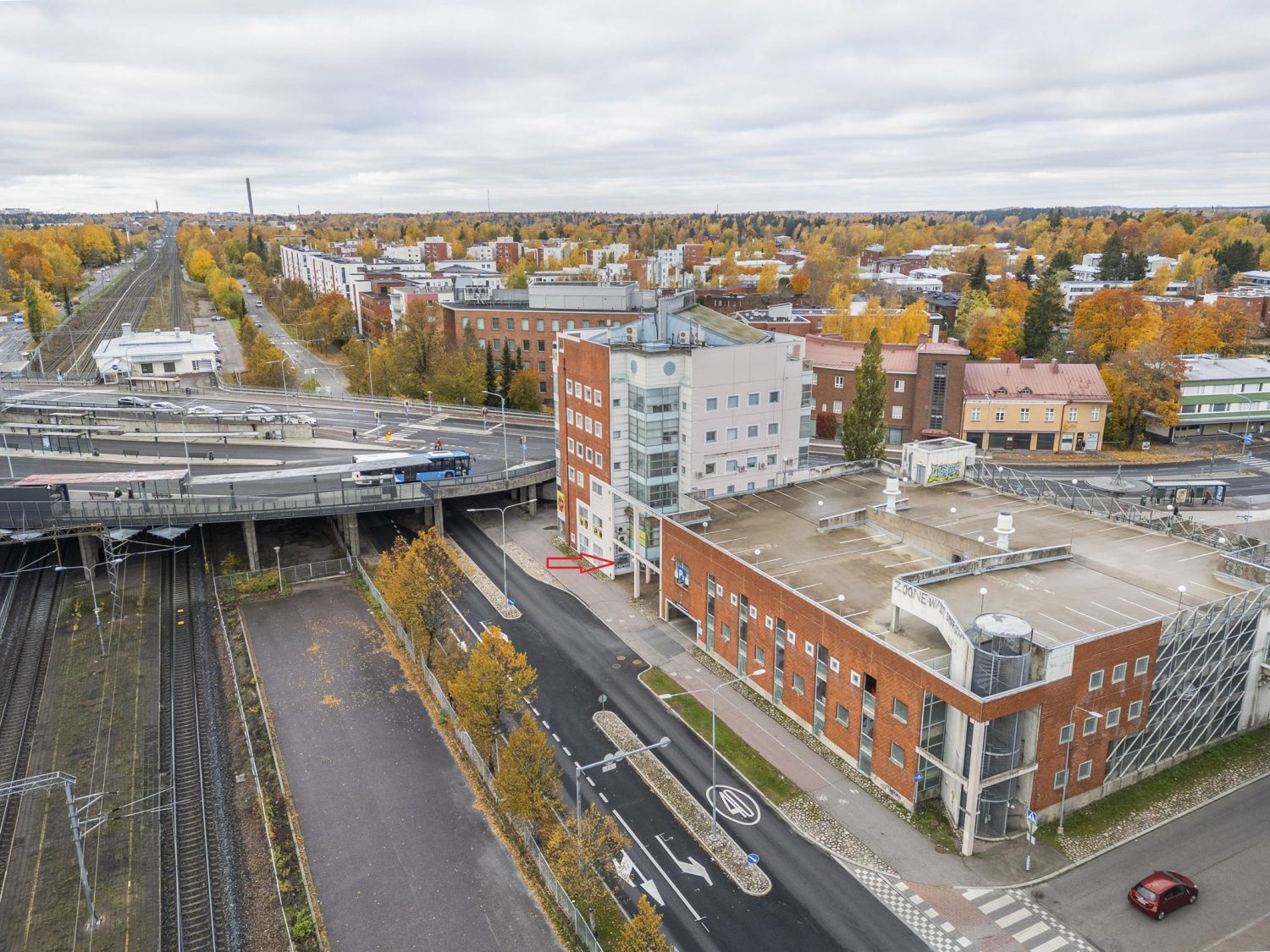 Malmintorin Kauppakeskuksen vierellä kahden katutason liikehuoneiston kokonaisuus. Huoneiston sisäänkäynti Malmin Kauppatien puolelta.Molemmat tilat myydään vuokrattuina ja tilassa kaksi vuokralaista .Tilat on jaettu siten että myymälä tila n. 105 m² ja varasto n. 40 m².Myymälätilassa on partu...