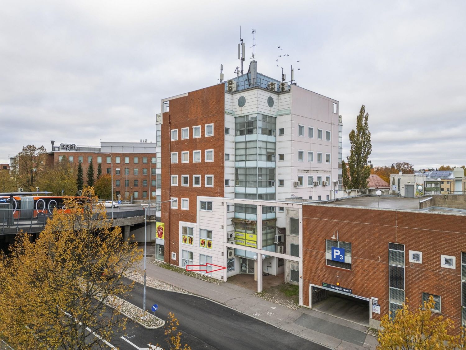 Katutason liikehuoneisto Malmin ytimessä !Myynnissä kahden lhuoneiston kokonaisuus.Tilat sijaitsevat Malmintorin Kauppakeskuksen välittömässä läheisyydessä. Sisäänkäynti on Malmin Kauppatien puolelta, katutasosta  - jonka osalta hyvä näkyvyys ja saavutettavuus.Kokonaisuus koostuu:Myymälätilas...