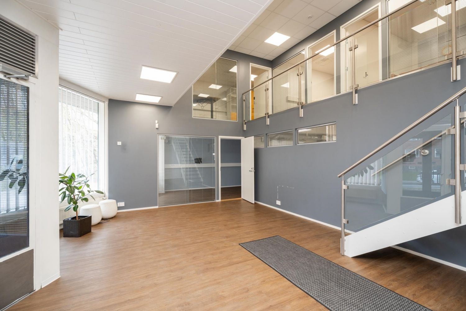 Monikäyttöinen, vuonna 2019 kattavasti remontoitu liiketila loistavalla sijainnilla Rantaperkiössä on heti vapaa uudelle...