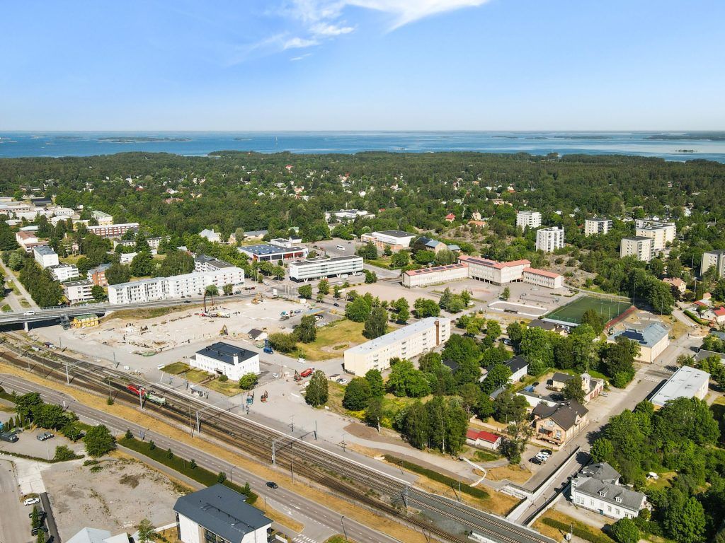 Senaatin Asema-alueet Oy myy Hangossa korttelin 527 tontin numero 7Kohde sijaitsee keskeisellä paikalla Hangon aseman välittömässä läheisyydessä, hyvien kulkuyhteyksien päässä.Kiinteistötunnus: Määräala kiinteistöstä 78-408-21-0 (1 240 m2) ja määräala määräalasta 78-871-1-6-M501 (480 m2).Tonti...