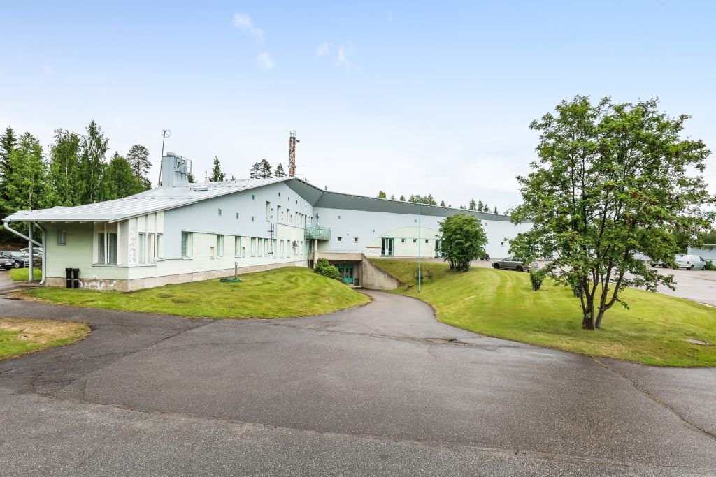 Senaatti-kiinteistöt myy kahdesta kiinteistöstä koostuvan alueen rakennuksineen. Kohteen osoite on Manamansalontie 90, 88300 Paltamo. Kohteessa toimii toistaiseksi Luonnonvarakeskuksen vesiviljelylaitos, jonka toiminta on päättymässä. Luonnonvarakeskuksen voimassa olevat ympäristö- ja vesitalouslupa...